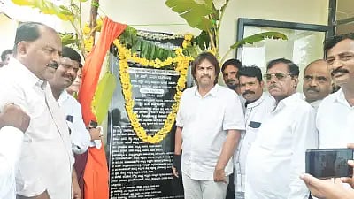 ಸೊರಬ ಪಟ್ಟಣದ ತಾಲೂಕು ಕಚೇರಿ ಆವರಣದ ಇಂದಿರಾ ಕ್ಯಾಂಟೀನನ್ನು ಸಚಿವ ಎಸ್.ಮಧು ಬಂಗಾರಪ್ಪ ಉದ್ಘಾಟಿಸಿದರು. ಪ್ರಭು ಮೇಸಿ, ರಂಜಿನಿ, ಅನ್ಸಾರ್ ಅಹ್ಮದ್, ಚಂದನ್ ಇತರರಿದ್ದರು.