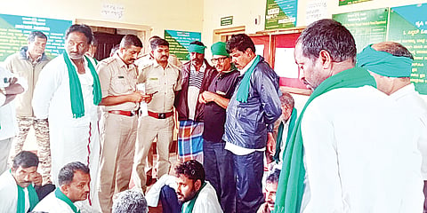 ಗುಂಡ್ಲುಪೇಟೆ ಪಟ್ಟಣದ ಸಹಾಯಕ ಅರಣ್ಯ ಸಂರಕ್ಷಣಾಧಿಕಾರಿ ಕಚೇರಿ ಎದುರು ಪ್ರತಿಭಟನೆ ನಡೆಸಿದ ರೈತ ಮುಖಂಡರು ತಪ್ಪಿತಸ್ಥ ಅಧಿಕಾರಿಗಳ ವಿರುದ್ಧ ಕ್ರಮಕ್ಕೆ ಒತ್ತಾಯಿಸಿದರು. ಡಾ.ಗುರುಪ್ರಸಾದ್, ಮಹದೇವಪ್ಪ, ಸಂಪತ್ತು, ಜಯಕುಮಾರ್ ಇತರರು ಇದ್ದರು.