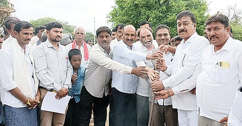 ಯಳಂದೂರು ಸಮೀಪದ ಕಮರವಾಡಿ ಗ್ರಾಮದ ವಿವಿಧ ಅಭಿವೃದ್ಧಿ ಕಾಮಗಾರಿಗಳಿಗೆ ಶಾಸಕ ಎ.ಆರ್. ಕೃಷ್ಣಮೂರ್ತಿ ಸೋಮವಾರ ಭೂಮಿಪೂಜೆ ನೆರವೇರಿಸಿದರು. ಚಾಮುಲ್ ನಿರ್ದೇಶಕ ಕಮರವಾಡಿ ರೇವಣ್ಣ, ಎಚ್.ವಿ. ಚಂದ್ರು, ಕಂದಹಳ್ಳಿ ನಂಜುಂಡಸ್ವಾಮಿ ಇದ್ದರು.