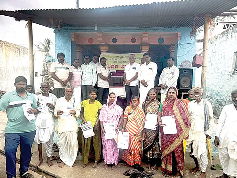 ಹನುಮಸಾಗರ ಸಮೀಪದ ಮದ್ನಾಳ ಗ್ರಾಮದಲ್ಲಿ ಕಂದಾಯ ಇಲಾಖೆಯಿಂದ ಹಮ್ಮಿಕೊಂಡಿದ್ದ ಪಿಂಚಣಿ ಅದಾಲತ್ ಕಾರ್ಯಕ್ರಮದಲ್ಲಿ ಫಲಾನುಭವಿಗಳಿಗೆ ಪ್ರಮಾಣ ಪತ್ರ ವಿತರಿಸಲಾಯಿತು. ಕಂದಾಯ ನಿರೀಕ್ಷಕ ಉಮೇಶಗೌಡ ಪಾಟೀಲ್, ಗ್ರಾಮ ಆಡಳಿತಾಧಿಕಾರಿ ರವಿ ಮದನ ಇತರರಿದ್ದರು.