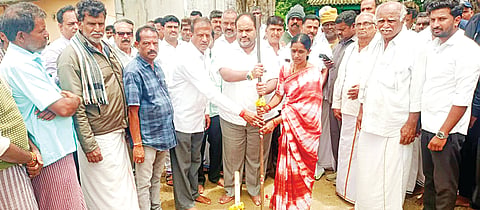 ಗುಂಡ್ಲುಪೇಟೆ ತಾಲೂಕಿನ ಶೆಟ್ಟಹಳ್ಳಿ ಗ್ರಾಮದಲ್ಲಿ ಸಿಸಿ ರಸ್ತೆ ಹಾಗೂ ಚರಂಡಿ ನಿರ್ಮಾಣ ಕಾಮಗಾರಿಗೆ ಎಚ್.ಎಂ.ಗಣೇಶ್ ಪ್ರಸಾದ್ ಭೂಮಿಪೂಜೆ ನೆರವೇರಿಸಿದರು. ಮುಖಂಡ ರಾಮಣ್ಣ, ತಾಪಂ ಮಾಜಿ ಅಧ್ಯಕ್ಷ ಎಚ್.ಎನ್.ಬಸವರಾಜು ಇತರರಿದ್ದರು.