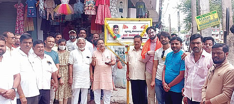 ಗಂಗಾವತಿ ಗಣೇಶ ವೃತ್ತದ ಬಳಿಯ ವೀರ ಸಾವರ್ಕರ್ ಮಾರ್ಗದಲ್ಲಿ ಹಿಂದು ಪರ ಸಂಘಟನೆ ಮತ್ತು ವೀರ ಸಾವರ್ಕರ್ ಅಭಿಮಾನಿ ಬಳಗದಿಂದ ಸ್ವಾತಂತ್ರ್ಯ ಸೇನಾನಿ ವೀರ ಸಾವರ್ಕರ್ ಜಯಂತಿ ಅಚರಿಸಲಾಯಿತು. ಸದ್ಭಾವನಾ ಸಂಸ್ಥೆ ಅಧ್ಯಕ್ಷ ಸುಬ್ರಮಣ್ಯ ರಾಯ್ಕರ್, ನಗರಸಭೆ ಸದಸ್ಯ ವಾಸುದೇವ ನವಲಿ, ಪ್ರಮುಖರಾದ ವಿಠ್ಠಲ ನಾವಡೆ, ಶ್ರೀನಿವಾಸ ತಾಂದಳೆ, ರವೀಂದ್ರ ಹಿರೇಮಠ ಇತರರಿದ್ದರು.