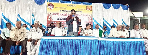 ಅಳವಂಡಿ ಸಮೀಪದ ವದಗನಾಳ ಗ್ರಾಮದಲ್ಲಿ ಶ್ರೀ ಹಮ್ಮಿಗೇಶ್ವರ ಸೇವಾ ಸಮಿತಿಯಿಂದ ಹಮ್ಮಿಕೊಂಡಿದ್ದ ಉಚಿತ ಬೇಸಿಗೆ ತರಬೇತಿ ಶಿಬಿರದ ಸಮಾರೋಪ ಕಾರ್ಯಕ್ರಮದಲ್ಲಿ ಪ್ರೌಢಶಾಲೆ ಸಹ ಶಿಕ್ಷಕರ ಸಂಘದ ಅಧ್ಯಕ್ಷ ಸೋಮಶೇಖರ ಗೌಡ ಹರ್ತಿ ಮಾತನಾಡಿದರು. ಪ್ರಾಥಮಿಕ ಶಾಲಾ ಶಿಕ್ಷಕರ ಸಂಘದ ಅಧ್ಯಕ್ಷ ಶರಣ ಬಸವಗೌಡ ಪಾಟೀಲ, ಸಮಿತಿಯ ಅಧ್ಯಕ್ಷ ಬಸವನಗೌಡ ಗೊಂದಿಹೊಸಳ್ಳಿ, ಎಸ್‌ಡಿಎಂಸಿ ಅಧ್ಯಕ್ಷ ಗವಿಸಿದ್ದಪ್ಪ ಬೆದವಟ್ಟಿ ಇತರರಿದ್ದರು.