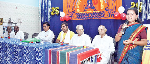ಕೊಳ್ಳೇಗಾಲ ಪಟ್ಟಣದ ಶ್ರೀ ಯೋಗ ಮಂದಿರದಲ್ಲಿ ಬುಧವಾರ ಆಯೋಜಿಸಿದ್ದ ಸಮಾರಂಭದಲ್ಲಿ ಆಯುಷ್ ವೈದ್ಯಾಧಿಕಾರಿ ಡಾ.ಎಂ.ಸುಧಾ ಮಾತನಾಡಿದರು. ಜಿ.ಆರ್.ಭರತ್ ಕುಮಾರ್, ಪಿ.ಮಂಜುನಾಥ್, ಪಶುಪತಿ, ಟಿ.ಎನ್.ಆನಂದ ರಾಮಶೆಟ್ಟಿ, ಎಚ್.ಎಸ್. ನಟರಾಜನ್ ಇತರರು ಇದ್ದರು.