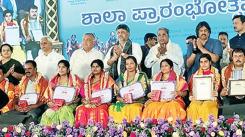 ಬೆಂಗಳೂರಿನ ಆಡುಗೋಡಿಯಲ್ಲಿ ಗುರುವಾರ ಆಯೋಜಿಸಿದ್ದ ಶಾಲಾ ಪ್ರಾರಂಭೋತ್ಸವ ಕಾರ್ಯಕ್ರಮದಲ್ಲಿ ಎಸ್ಸೆಸ್ಸೆಲ್ಸಿ ವಾರ್ಷಿಕ ಪರೀಕ್ಷೆಯಲ್ಲಿ ಶೇ.100ರಷ್ಟು ಫಲಿತಾಂಶ ಪಡೆದ ಮುಡಿಗುಂಡದ ಆದರ್ಶ ವಿದ್ಯಾಲಯದ ಮುಖ್ಯಶಿಕ್ಷಕಿ ಪ್ರಿಯದರ್ಶಿನಿ ಸಿಎಂ ಸಿದ್ದರಾಮಯ್ಯ, ಡಿಸಿಎಂ ಡಿ.ಕೆ.ಶಿವಕುಮಾರ್ ಸನ್ಮಾನಿಸಿದರು. ಮಧು ಬಂಗಾರಪ್ಪ, ರಾಮ ಲಿಂಗಾರೆಡ್ಡಿ ಇತರರಿದ್ದಾರೆ.