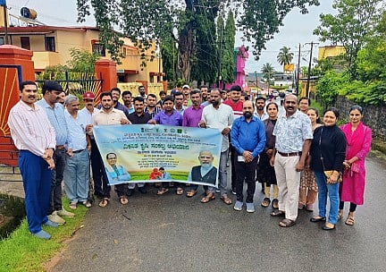 ಕಾರ್ಯಕ್ರಮದಲ್ಲಿ ರೈತರು ಪಾಲ್ಗೊಂಡಿದ್ದರು. 