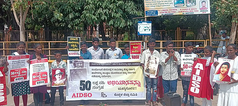ಸರ್ಕಾರಿ ಶಾಲೆ ಮುಚ್ಚುವುದನ್ನು ವಿರೋಧಿಸಿ ಗಂಗಾವತಿ ನೆಹರೂ ಪಾರ್ಕ್ ಮುಂದೆ ಎಐಡಿಎಸ್‌ಒ ಜಿಲ್ಲಾ ಸಮಿತಿಯಿಂದ ಹಮ್ಮಿಕೊಂಡಿದ್ದ ಸಹಿ ಸಂಗ್ರಹ ಅಭಿಯಾನದಲ್ಲಿ ಸಮಿತಿ ರಾಜ್ಯ ಕಾರ್ಯದರ್ಶಿ ಮಂಡಳಿ ಸದಸ್ಯ ರವಿಕಿರಣ್ ಮಾತನಾಡಿದರು. ಜಿಲ್ಲಾ ಸಂಚಾಲಕ ಗಂಗರಾಜ್ ಅಳ್ಳಳ್ಳಿ, ರಾಜ್ಯ ಕಾರ್ಯದರ್ಶಿ ಮಂಡಳಿ ಸದಸ್ಯೆ ಕೆ.ಸಿಂಧು, ಸದಸ್ಯರಾದ ಸದಾಶಿವ, ಬಾಬು, ದೀಪಾ ಇತರರಿದ್ದರು.