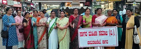 ಪಹಲ್ಗಾಮ್‌ನಲ್ಲಿ ಉಗ್ರರ ಗುಂಡಿಗೆ ಬಲಿಯಾದವರಿಗೆ ಸಾಗರದಲ್ಲಿ ಮಹಿಳಾ ಸಂಘಟನೆಗಳಿಂದ ಶ್ರದ್ಧಾಂಜಲಿ ಸಲ್ಲಿಸಲಾಯಿತು. ಚೂಡಾಮಣಿ ರಾಮಚಂದ್ರ, ನಂದಾ ಗೊಜನೂರು, ಪುಷ್ಪಾ ಮಲ್ಲಿಕಾರ್ಜುನ, ಭವಾನಿ ಪುಟ್ಟಪ್ಪ ಇತರರಿದ್ದರು.
