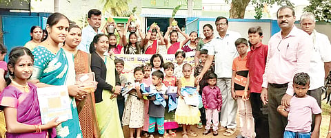  ಲೊಕ್ಕನಹಳ್ಳಿ ಕರ್ನಾಟಕ ಪಬ್ಲಿಕ್ ಶಾಲೆಗೆ ಶಾಲಾ ಆರಂಭೋತ್ಸವದಂದು ಆಗಮಿಸಿದ ಮಕ್ಕಳನ್ನು ಶಿಕ್ಷಕರು ಗುಲಾಬಿ, ಸಿಹಿ ನೀಡಿ ಸ್ವಾಗತಿಸಿದರು. ಚಿನ್ನಪ್ಪಯ್ಯ, ಮಾದೇಶ್, ಲೋಕೇಶ್, ತಾರಾ ಇತರರು ಇದ್ದರು.