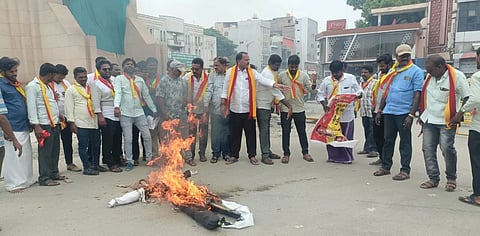 ಬಳ್ಳಾರಿಯ ಗಡಗಿ ಚೆನ್ನಪ್ಪ ವೃತ್ತದಲ್ಲಿ ಜಿಲ್ಲಾ ಕರವೇ ಸದಸ್ಯರು ನಟ ಕಮಲ್‌ಹಾಸನ್ ಭಾವಚಿತ್ರದ ಪ್ರತಿಕೃತಿ ದಹನ ಮಾಡಿ ಪ್ರತಿಭಟನೆ ನಡೆಸಿದರು. ಜಿಲ್ಲಾಧ್ಯಕ್ಷ ಅಂಗಡಿ ಶಂಕ್ರಪ್ಪ, ಪ್ರಮುಖರಾದ ಕೆ.ಎಂ.ಶಿವಕುಮಾರ, ಜಿ.ತಿಪ್ಪಾರೆಡ್ಡಿ, ರಾಜು, ಆನಂದಗೌಡ, ಆತ್ಮನಂದ ರೆಡ್ಡಿ, ದೇವರಾಜ ಇತರರಿದ್ದರು.