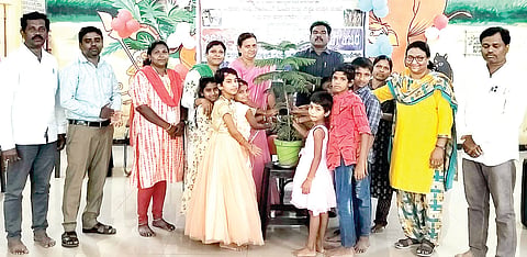 ಬಳ್ಳಾರಿಯ ಸರ್ಕಾರಿ ಬಾಲಕಿಯರ ಬಾಲಮಂದಿರದಲ್ಲಿ ಹಮ್ಮಿಕೊಂಡಿದ್ದ ಬೇಸಿಗೆ ತರಬೇತಿ ಶಿಬಿರ ಸಮಾರೋಪ ಕಾರ್ಯಕ್ರಮವನ್ನು ಜಿಲ್ಲಾ ಮಕ್ಕಳ ರಕ್ಷಣಾಧಿಕಾರಿ ಎಳೆನಾಗಪ್ಪ ಉದ್ಘಾಟಿಸಿದರು. ಬಾಲಮಂದಿರದ ಅಧೀಕ್ಷಕ ಎಚ್.ಡಿ.ಗುರುಬಸವ, ಪರಿವೀಕ್ಷಣಾಧಿಕಾರಿ ನಾಗವೇಣಿ, ಸದಸ್ಯರಾದ ಕಲಾವತಿ, ಗಂಗಮ್ಮ, ಕೆ.ದೊಡ್ಡಬಸಪ್ಪ, ಸುರೇಶ ಇತರರಿದ್ದರು.