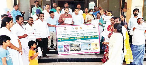ಕಂಪ್ಲಿ ಸಮುದಾಯ ಆರೋಗ್ಯ ಕೇಂದ್ರದಲ್ಲಿ ವಿಶ್ವ ತಂಬಾಕುರಹಿತ ದಿನಾಚರಣೆ ನಿಮಿತ್ತ ಜಾಗೃತಿ ಕಾರ್ಯಕ್ರಮ ಶನಿವಾರ ನಡೆಯಿತು. ಡಾ.ಶ್ರೀನಿವಾಸರಾವ್,ವೈದ್ಯರಾದ ಹಾರಿಕಾ, ವಿಶ್ವನಾಥ್, ತಾಲೂಕು ಹಿರಿಯ ಆರೋಗ್ಯ ನಿರೀಕ್ಷಣಾಧಿಕಾರಿ ಪಿ.ಬಸವರಾಜ, ಕ್ಷೇತ್ರ ಆರೋಗ್ಯ ಶಿಕ್ಷಣಾಧಿಕಾರಿ ಕೆ.ಶೋಭಾ ಇತರರಿದ್ದರು.