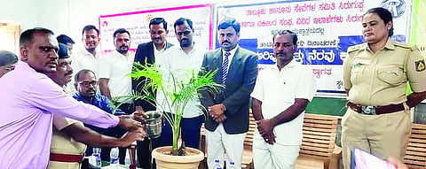 ಸಿರಗುಪ್ಪ ಎಸ್.ಇ.ಎಸ್ ಐಟಿಐ ಕಾಲೇಜು ಆವರಣದಲ್ಲಿ ತಂಬಾಕು ವಿರೋಧಿ ದಿನವನ್ನು ಸಿವಿಲ್ ನ್ಯಾಯಾಧೀಶ ಅಶೋಕ್ ಆರ್.ಎಚ್ ಉದ್ಘಾಟಿಸಿದರು. ತಾಲೂಕು ವಕೀಲರ ಸಂಘದ ಅಧ್ಯಕ್ಷ ಯು.ವೆಂಕೋಬ, ಉಪಾಧ್ಯಕ್ಷ ಷರೀಫ್ ಸಾಬ್, ಸಹಾಯಕ ಸರ್ಕಾರಿ ಅಭಿಯೋಜಕ ಶಿವರಾಜ, ಟಿಎಚ್‌ಒ ದಮ್ಮೂರು ಬಸವರಾಜ, ಅಬಕಾರಿ ವೃತ್ತ ನಿರೀಕ್ಷಕಿ ಕೀರ್ತನಾ ಟಿ.ಆರ್ ಇತರರಿದ್ದರು.