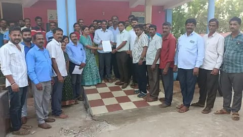 ಹೊಸನಗರ ತಾಲೂಕಿನ ಕರಿಮನೆಯಲ್ಲಿ ಭೂಮಿ ಸಮಸ್ಯೆ ಬಗೆಹರಿಸಲು ಕೋರಿ ತಾಪಂ ಇಒ ನರೇಂದ್ರಕುಮಾರ್‌ಗೆ ಗ್ರಾಮಸ್ಥರು ಮನವಿ ಸಲ್ಲಿಸಿದರು. ದೇವಮ್ಮ ಗೋಪಾಲ್, ನಾಗರತ್ನ, ರಮೇಶ, ದೇವೇಂದ್ರಪ್ಪ, ಸತೀಶ ಪಟೇಲ್, ಪರ್ವತಪ್ಪ ಗೌಡ ಇತರರಿದ್ದರು.