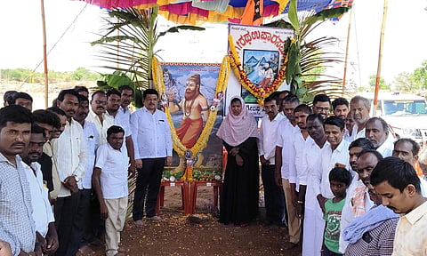 ಕನಕಗಿರಿಯ ಭಗೀರಥ ವೃತ್ತದಲ್ಲಿ ಭಗೀರಥ ಜಯಂತಿ ಕಾರ್ಯಕ್ರಮ ನಡೆಯಿತು. ತಹಸೀಲ್ದಾರ್ ವಿಶ್ವನಾಥ ಮುರುಡಿ, ಪಪಂ ಅಧ್ಯಕ್ಷೆ ಹುಸೇನಬೀ ಚಳ್ಳಮರದ, ಪ್ರಮುಖರಾದ ನಾಗೇಶ ಉಪ್ಪಾರ, ಶಿವಪ್ಪ ಕಟ್ಟಿಮನಿ, ಗಂಗಾಧರ ಚೌಡ್ಕಿ ಇತರರಿದ್ದರು.
