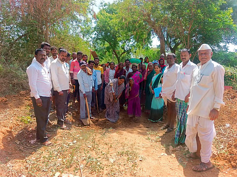 ಹನುಮಸಾಗರ ಸಮೀಪದ ತುಮರಿಕೊಪ್ಪ ಗ್ರಾಮದಲ್ಲಿ ನರೇಗಾ ಯೋಜನೆಯಡಿ ನಾಲಾ ಹೂಳೆತ್ತುವ ಕಾಮಗಾರಿಗೆ ಗ್ರಾಪಂ ಅಧ್ಯಕ್ಷೆ ರೇಖಾ ಲಂಡೂರಿ ಭೂಮಿ ಪೂಜೆ ನೆರವೇರಿಸಿದರು. ಉಪಾಧ್ಯಕ್ಷೆ ಆನಂದವ್ವ ಮಾದರ, ಪಿಡಿಒ ಮುತ್ತಣ್ಣ ಶಾಂತಗೇರಿ ಇತರರಿದ್ದರು.