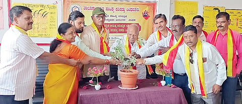 ಸಿಂಧನೂರಿನಲ್ಲಿ ಸೋಮವಾರ ಏರ್ಪಡಿಸಿದ್ದ ಕನ್ನಡ ಸಾಹಿತ್ಯ ಪರಿಷತ್ತಿನ ನಡೆ ಹಳ್ಳಿಯ ಕಡೆ ಕಾರ್ಯಕ್ರಮವನ್ನು ನಿವೃತ್ತ ಪ್ರಾಚಾರ್ಯ ಶಾಶ್ವತಸ್ವಾಮಿ ಮುಕ್ಕುಂದಿಮಠ ಉದ್ಘಾಟಿಸಿದರು. ಪ್ರಮುಖರಾದ ಇರ್ಫಾನ್ ಕೆ, ಟಿ.ಹುಸೇನಸಾಬ್, ಎಚ್.ಎಫ್.ಮಸ್ಕಿ, ಬಸವರಾಜ ಬಿಳೆಕಲ್ ಅರಳಹಳ್ಳಿ ಇದ್ದರು.
