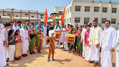 ತುರ್ವಿಹಾಳದ ಸರ್ಕಾರಿ ಪ್ರಥಮ ದರ್ಜೆ ಕಾಲೇಜಿನಲ್ಲಿ ಮಂಗಳವಾರ ಹಮ್ಮಿಕೊಂಡಿದ್ದ ಜನಪದ ಸಂಸ್ಕೃತಿ ಕಾರ್ಯಕ್ರಮವನ್ನು ಶಾಸಕ ಆರ್.ಬಸನಗೌಡ ತುರ್ವಿಹಾಳ ಉದ್ಘಾಟಿಸಿದರು.ಪ್ರಾಚಾರ್ಯ ಡಾ.ಕೆ.ಖಾದರ್‌ಬಾಷಾ, ಪಪಂ ಅಧ್ಯಕ್ಷ ಕೆ.ಶಾಮೀದ್ ಸಾಬ್, ಕಾರ್ಯದರ್ಶಿ ಡಾ.ವೆಂಕಟರಮಣ, ರಾಜ್ಯಶಾಸ್ತ್ರ ವಿಭಾಗದ ಮುಖ್ಯಸ್ಥ ಡಾ.ದೇವಿದಾಸ ಇತರರಿದ್ದರು.