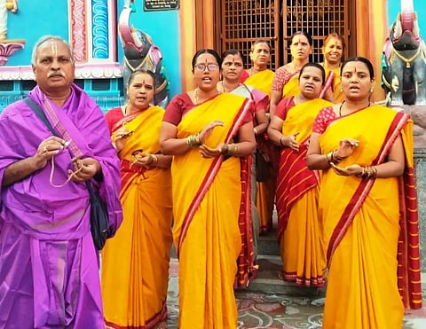 ಮಾನ್ವಿಯ ಶ್ರೀ ರಾಘವೇಂದ್ರ ಸ್ವಾಮಿಗಳ ಮಠದ ಆವರಣದಲ್ಲಿ ಶ್ಯಾಮಸುಂದರ ವಿಠ್ಠಲ ದಾಸರ 68ನೇ ಆರಾಧನಾ ಮಹೋತ್ಸವ ನಿಮಿತ್ತ ದಾಸಾರ್ಯ, ನಾರಾಯಣ ತೀರ್ಥರ ಮಹಿಳಾ ಭಜನಾ ಮಂಡಳಿಯಿಂದ ಗ್ರಾಮ ಪ್ರದಕ್ಷಿಣೆ ನಡೆಸಲಾಯಿತು.
