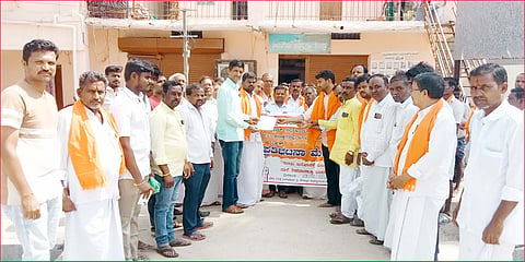 ಬಳಗಾನೂರಿನಲ್ಲಿ ಉಪತಹಸೀಲ್ದಾರ್ ನಾಗಲಿಂಗ ಪತ್ತಾರಗೆ ಹಿಂದು ಮುಖಂಡರು ಮನವಿ ಸಲ್ಲಿಸಿದರು. ಪ್ರಮುಖರಾದ ಡಾ.ಶರಭಯ್ಯಸ್ವಾಮಿ ಗಣಾಚಾರಿಮಠ, ರಂಗನಾಥ ಪೂಜಾರ, ಭೀಮಣ್ಣ ವಿಶ್ವಕರ್ಮ, ಮಲ್ಲರಾವ್ ಪಟವಾರಿ, ರಾಘವೇಂದ್ರ ಕುಲಕರ್ಣಿ ಇತರರಿದ್ದರು.