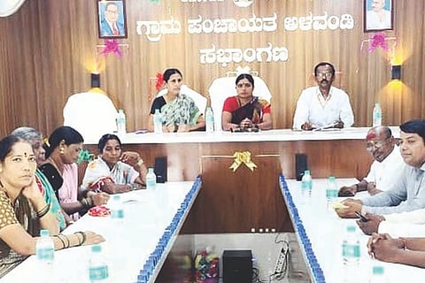 ಅಳವಂಡಿ ಗ್ರಾಪಂಯಲ್ಲಿ ಅಧ್ಯಕ್ಷೆ ಶಂಕ್ರಮ್ಮ ಜೋಗಿನ ಅಧ್ಯಕ್ಷತೆಯಲ್ಲಿ ಸಾಮಾನ್ಯ ಸಭೆ ನಡೆಯಿತು. ಉಪಾಧ್ಯಕ್ಷೆ ಶಾರಮ್ಮ, ಪಿಡಿಒ ಕೊಟ್ರಪ್ಪ ಅಂಗಡಿ ಹಾಗು ಸದಸ್ಯರು ಇದ್ದರು.