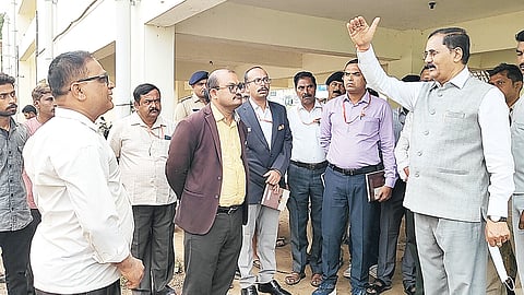 ರಾಜ್ಯದ ಉಪ ಲೋಕಾಯುಕ್ತ ಬಿ.ವೀರಪ್ಪ ಭಾನುವಾರ ಪಟ್ಟಣದ ಬಸ್ ನಿಲ್ದಾಣಕ್ಕೆ ಭೇಟಿ ನೀಡಿ ಅವ್ಯವಸ್ಥೆಗಳ ಬಗ್ಗೆ ಸಮಾಲೋಚಿಸುತ್ತಿರುವುದು.