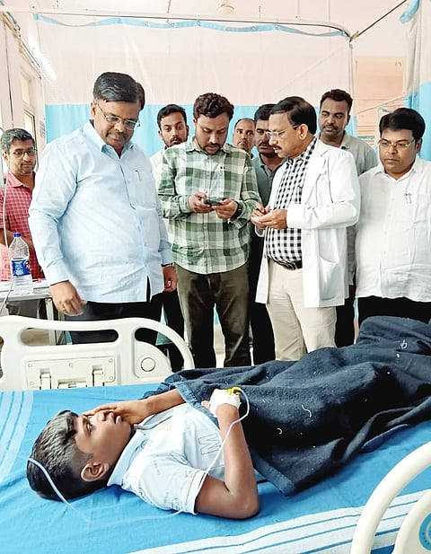 ರಾಜ್ಯ ಬಾಲ ವಿಕಾಸ ಅಕಾಡೆಮಿ ಅಧ್ಯಕ್ಷ ಸಂಗಮೇಶ ಬಬಲೇಶ್ವರ ವಿಜಯಪುರದ ಸರ್ಕಾರಿ ಆಸ್ಪತ್ರೆಗೆ ಭೇಟಿ ನೀಡಿ ಮನಗೂಳಿ ಬಳಿ ನಡೆದ ಭೀಕರ ಅಪಘಾತದಲ್ಲಿ ಪ್ರಾಣಪಾಯದಿಂದ ಪಾರಾಗಿ ಬಾಲಕನ ಆರೋಗ್ಯ ವಿಚಾರಿಸಿದರು.