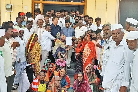Farmers appeal to Tahsildar for crop insurance