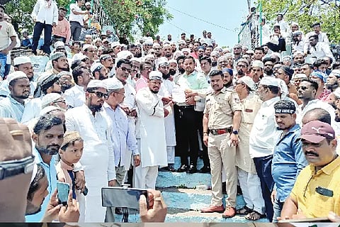 Government should not touch the issue of waqf