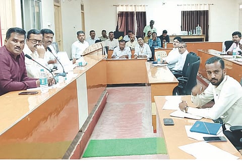 ಗಂಗಾವತಿ ತಾಪಂ ಮಂಥನ ಸಭಾಂಗಣದಲ್ಲಿ ಏರ್ಪಡಿಸಿದ್ದ ತಾಲೂಕು ವಿಪತ್ತು ನಿರ್ವಹಣೆ ಸಮಿತಿ ಸಭೆಯಲ್ಲಿ ತಾಪಂ ಇಒ ರಾಮರಡ್ಡಿ ಪಾಟೀಲ್ ಶುಕ್ರವಾರ ಮಾತನಾಡಿದರು. ತಹಸೀಲ್ದಾರ್ ಯು.ನಾಗರಾಜ್, ಗ್ರಾಮೀಣ ನೀರು ಮತ್ತು ನೈರ್ಮಲ್ಯ ಇಲಾಖೆ ಎಇಇ ದೇವಪ್ಪ ಕಟ್ಟಿಮನಿ ಇತರರಿದ್ದರು.