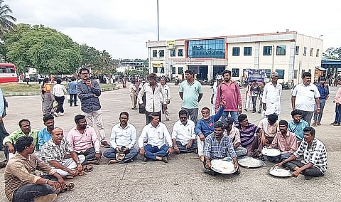 HJUN-MAY-17-2(STRIKE AT BUS STAND)