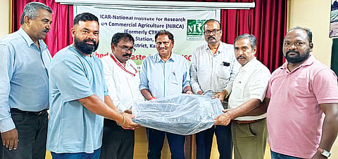 ಹುಣಸೂರು ನಗರದ ಸಿಟಿಆರ್‌ಐ ಕೇಂದ್ರದಲ್ಲಿ ಪರಿಶಿಷ್ಟ ಜಾತಿ ಉಪಯೋಜನೆಯಡಿ ಪರಿಶಿಷ್ಟ ಜಾತಿ ರೈತರಿಗೆ ಟಾರ್ಪಾಲಿನ್‌ಗಳನ್ನು ವಿತರಿಸಲಾಯಿತು. ಡಾ.ಎಸ್.ರಾಮಕೃಷ್ಣನ್, ಗೋಪಾಲ್, ಶ್ರೀನಿವಾಸರೆಡ್ಡಿ, ಡಾ.ರಾಘವೇಂದ್ರ, ಸಿದ್ದರಾಜು ಇತರರಿದ್ದಾರೆ.