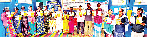 ಹುಣಸೂರು ತಾಲೂಕು ಶಂಕರಪುರ ಹಾಡಿಯಲ್ಲಿ ಆಯೋಜಿಸಿದ್ದ ಕಾರ್ಯಕ್ರಮದಲ್ಲಿ 20ಕ್ಕೂ ಹೆಚ್ಚು ಮಂದಿಗೆ ಜಾಬ್ ಕಾರ್ಡ್ ವಿತರಿಸಲಾಯಿತು. ಪಿಡಿಒ ಭವ್ಯಾ, ಐಇಸಿ ಸಂಯೋಜಕಿ ಪುಷ್ಪಾ, ಗ್ರಾ.ಪಂ. ಸಿಬ್ಬಂದಿ ಇತರರಿದ್ದಾರೆ.
