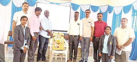 ಹುಣಸೂರು ನಗರದ ಸರ್ಕಾರಿ ಮಹಿಳಾ ಕಾಲೇಜಿನಲ್ಲಿ ಆಯೋಜಿಸಿದ್ದ ಬಸವಜಯಂತಿ ಕಾರ್ಯಕ್ರಮದಲ್ಲಿ ಗಣ್ಯರು ಬಸವಣ್ಣನವರ ಭಾವಚಿತ್ರಕ್ಕೆ ಪುಷ್ಪನಮನ ಸಲ್ಲಿಸಿದರು. ಪ್ರಾಂಶುಪಾಲ ಪ್ರೊ.ಎಸ್.ಮಂಜು, ಡಾ.ನಂಜುಂಡಸ್ವಾಮಿ, ಡಾ.ಎನ್.ಕರುಣಾಕರ್ ಇದ್ದರು.
