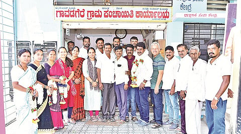 ಗಾವಡಗೆರೆ ಗ್ರಾಮ ಪಂಚಾಯಿತಿ ನೂತನ ಅಧ್ಯಕ್ಷ ಲೋಕೇಶ್ ಅವರಿಗೆ ಸದಸ್ಯರು ಪುಷ್ಪ ಗುಚ್ಛ ನೀಡಿ ಅಭಿನಂದಿಸಿದರು. ಸುಮಿತ್ರಾ, ಶ್ರೀನಾಥ್, ಧನಲಕ್ಷ್ಮೀ, ಪ್ರದೀಪ್, ಮನು, ರವಿಶೆಟ್ಟಿ ಇದ್ದರು.
