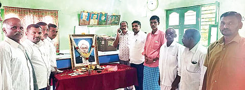 ಚಿಬುಕಹಳ್ಳಿ ಕೃಷಿ ಪತ್ತಿನ ಸಹಕಾರ ಸಂಘದಲ್ಲಿ ಸಹಕಾರ ಪಿತಾಮಹ ಸಿದ್ದನಗೌಡ ಪಾಟೀಲ್ ಅವರ 182ನೇ ಜನ್ಮದಿನವನ್ನು ಆಚರಿಸಲಾಯಿತು. ಉಪಾಧ್ಯಕ್ಷ ನಂಜುಂಡೇಗೌಡ, ನಿರ್ದೇಶಕ ಎಚ್.ಎಸ್.ವೆಂಕಟೇಶ್, ಸಿ ಎ ಗಣೇಶ್, ಪ್ರಸನ್ನಕುಮಾರ್, ಸಚಿನ್, ಸಿ.ಎಸ್.ಶಿವರಾಜ್, ಸೋಮಯ್ಯ, ನಿಂಗರಾಜನಾಯಕ, ಕಾರ್ಯದರ್ಶಿ ಕೃಷ್ಣೇಗೌಡ, ನಾಗರಾಜ್, ಕುಮಾರ್ ಸೇರಿ ಇತರರು ಇದ್ದರು.