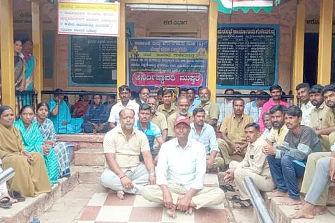 Indefinite strike by municipal employees