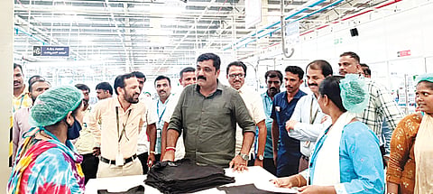 ಕೆ.ಆರ್.ಪೇಟೆ ತಾಲೂಕಿನ ಶೀಳನೆರೆ ಹೋಬಳಿಯ ಹಾದನೂರು ಗ್ರಾಮದ ಬಳಿಯಿರುವ ಗಾಮೆರ್ಂಟ್ಸ್ ಕಾರ್ಖಾನೆಗೆ ಶಾಸಕ ಎಚ್.ಟಿ.ಮಂಜು ಭೇಟಿ ನೀಡಿ ಕಾರ್ಮಿಕರ ಕುಂದುಕೊರತೆ ಆಲಿಸಿದರು. ಬಾಬುರಾಜ್, ಶ್ರೀಧರ್, ನವೀನ್, ಮಲ್ಲೇನಹಳ್ಳಿ ಮೋಹನ್, ಅರಳಕುಪ್ಪೆ ಪ್ರತಾಪ್, ಧ್ರುವಕುಮಾರ್ ಇತರರಿದ್ದರು.