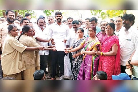 Kampli Muncipal workers MLA J N Ganesh appeal,