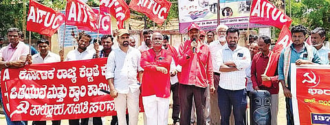 ಹರಪನಹಳ್ಳಿಯಲ್ಲಿ ವಿವಿಧ ಕಾರ್ಮಿಕ ಸಂಘಟನೆಗಳ ನೇತೃತ್ವದಲ್ಲಿ ಕಾರ್ಮಿಕ ದಿನಾಚರಣೆ ಆಚರಿಸಲಾಯಿತು. ಪ್ರಮುಖರಾದ ಬಳಗಾನೂರು ಕೊಟ್ರೇಶ್, ಅನಿಲ್ ಕುಮಾರ, ಯರಬಳ್ಳಿ ಅಭಿಷೇಕ್, ಅರುಣ, ದಾದಾಪೀರ್, ಕೋಟೆಪ್ಪ. ದುಗ್ಗತ್ತಿ ಹನುಮಂತಪ್ಪ, ಉಚ್ಚಂಗಿದುರ್ಗ ಪರಸಪ್ಪ, ಚೌಡಪ್ಪ, ಮತ್ತಿಹಳ್ಳಿ ಅಂಜಿನಪ್ಪ ಇತರರಿದ್ದರು.