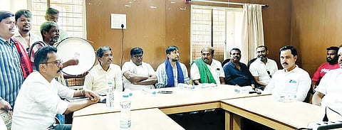 ಹರಪನಹಳ್ಳಿಯಲ್ಲಿ ಹಮ್ಮಿಕೊಂಡಿದ್ದ ‘ಸಮಾನತೆಗಾಗಿ ನಾವು ನೀವು’ ಕಾರ್ಯಕ್ರಮದಲ್ಲಿ ನಟ ಚೇತನ್ ಅಹಿಂಸಾ ಮಾತನಾಡಿದರು. ಪ್ರಮುಖರಾದ ಕೆ.ಎಂ.ಬಸವರಾಜಯ್ಯ, ಎಚ್.ಎಂ.ಸಂತೋಷ, ಮಾಲತೇಶ ಮರಿಗೌಡರು, ಗುಡಿಹಳ್ಳಿ ಹಾಲೇಶ ಇತರರಿದ್ದರು.