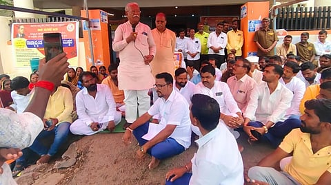 MP Jigajinagi visits the strike site