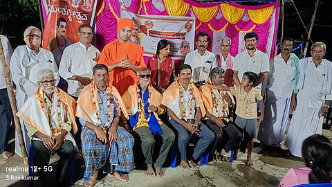 ಪಾಂಡವಪುರ ತಾಲೂಕಿನ ಮಂಡಿಬೆಟ್ಟಹಳ್ಳಿ ಗ್ರಾಮದಲ್ಲಿ ನಡೆಸ ಬಸವ ಜಯಂತಿ ಕಾರ್ಯಕ್ರಮದಲ್ಲಿ ಹಲವರನ್ನು ಗೌತವಿಸಿ ಸನ್ಮಾನಿಸಲಾಯಿತು. ಶಿವಬಸವ ಸ್ವಾಮೀಜಿ, ಎಂ.ಎಸ್.ಮಂಜುನಾಥ್ ಇತರರು ಇದ್ದರು.