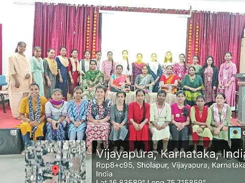 ವಿಜಯಪುರದ ಬಿಎಲ್​ಡಿಇ ಸಂಸ್ಥೆಯ ಬಂಗಾರಮ್ಮ ಸಜ್ಜನ ಕಲಾ, ವಾಣಿಜ್ಯ ಮತ್ತು ವಿಜ್ಞಾನ ಮಹಿಳಾ ಮಹಾವಿದ್ಯಾಲಯದಲ್ಲಿ ಉಪನ್ಯಾಸ ಕಾರ್ಯಕ್ರಮ ನಡೆಯಿತು. ಡಾ. ಅನ್ನಪೂರ್ಣ ತುಪ್ಪದ, ಡಾ. ವೈ. ತಮ್ಮಣ್ಣ, ಭಕ್ತಿ ಮಹೀಂದ್ರಕರ ಮತ್ತಿತರರಿದ್ದಾರೆ.