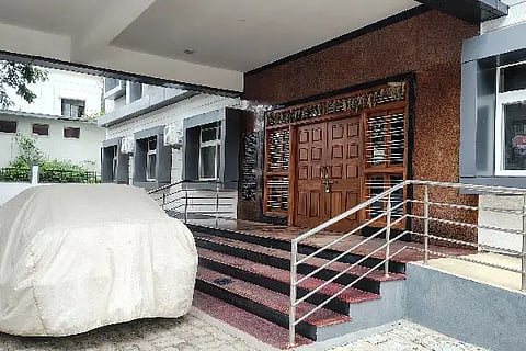 Reluctance to move to new government building