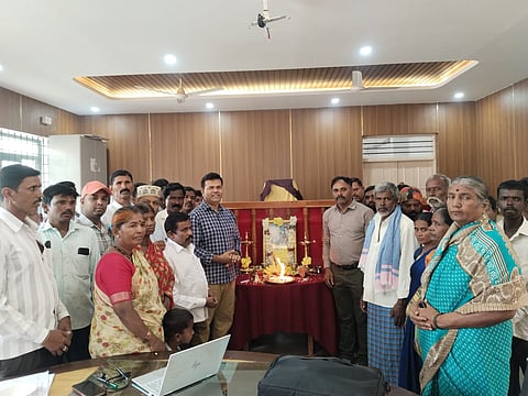 ಶ್ರೀರಂಗಪಟ್ಟಣದ ತಾಲೂಕು ಕಚೇರಿ ಸಭಾಂಗಣದಲ್ಲಿ ಭಾನುವಾರ ಭಗೀರಥ ಜಯಂತಿಯನ್ನು ಆಚರಿಸಲಾಯಿತು. ಪರಶುರಾಮ್ ಸತ್ತಿಗೇರಿ ಇತರರಿದ್ದರು.