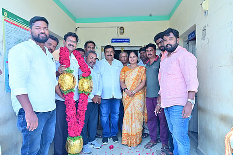  ಶ್ರೀರಂಗಪಟ್ಟಣ ತಾಲೂಕಿನ ಮೇಳಾಪುರ ಗ್ರಾಮ ಪಂಚಾಯಿತಿ ನೂತನ ಅಧ್ಯಕ್ಷೆಯಾಗಿ ಜೆಡಿಎಸ್ ಹಾಗೂ ಬಿಜೆಪಿ ಮೈತ್ರಿ ಪಕ್ಷಗಳ ಬೆಂಬಲಿತೆ ರಾಧಾ ಮಹೇಶ್ ಆಯ್ಕೆಯಾದರು. ಮಾಜಿ ಶಾಸಕ ರವೀಂದ್ರ ಶ್ರೀಕಂಠಯ್ಯ ಹಾಗೂ ಬಿಜೆಪಿ ಮುಖಂಡ ಟಿ.ಶ್ರೀಧರ್ ಇತರರು ಅಭಿನಂದಿಸಿದರು.