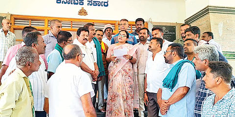 ಶ್ರೀರಂಗಪಟ್ಟಣದ ತಾಲೂಕು ಕಚೇರಿಗೆ ಬುಧವಾರ ಆಗಮಿಸಿದ ವಿವಿಧ ಪ್ರಗತಿಪರ ಸಂಘಟನೆಗಳ ಮುಖಂಡರು ಸರ್ಕಾರದ ವಿವಿಧ ಸೌಲಭ್ಯಗಳ ಮಾಸಾಶನದ ಫಲಾನುಭವಿಗಳಿಗೆ ಎದುರಾಗಿರುವ ಸಮಸ್ಯೆ ಬಗೆಹರಿಸುವಂತೆ ಗ್ರೇಡ್2 ತಹಸೀಲ್ದಾರ್ ಚೈತ್ರಾ ಅವರಿಗೆ ಮನವಿ ಸಲ್ಲಿಸಿದರು.