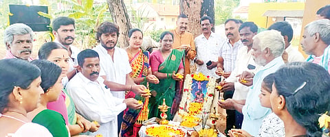 ಶ್ರೀರಂಗಪಟ್ಟಣ ತಾಲೂಕಿನ ಪಾಲಹಳ್ಳಿ ಗ್ರಾಮದಲ್ಲಿ ಭಾನುವಾರ ಉಪ್ಪಾರ ಸಮುದಾಯದ ವತಿಯಿಂದ ಆಯೋಜಿಸಿದ್ದ ಶ್ರೀ ಭಗೀರಥ ಜಯಂತ್ಯುತ್ಸವ ಕಾರ್ಯಕ್ರಮದಲ್ಲಿ ಗಣ್ಯರು ಭಗೀರಥರ ಭಾವಚಿತ್ರಕ್ಕೆ ಪುಷ್ಪಾರ್ಚನೆ ನೆರವೇರಿಸಿದರು. ಜಯಲಕ್ಷಿ, ಜಯಂತಿ, ಆಶಾ, ದಿನೇಶ್, ರಾಘು, ರಾಜೇಶ್ ಇತರರಿದ್ದರು.