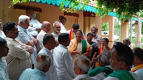 Senior lawyers, farmers visit KRS Mandya